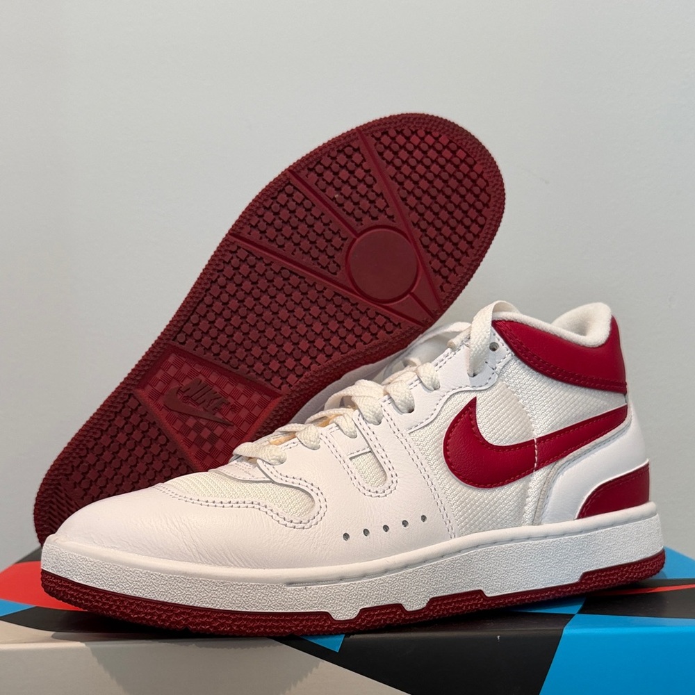 Used Nike Attack QS SP Men’s 7.5, Women’s 9